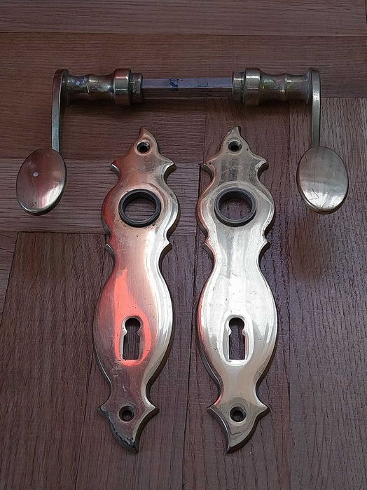 Okucia i klamki do drzwi – mosiężne.