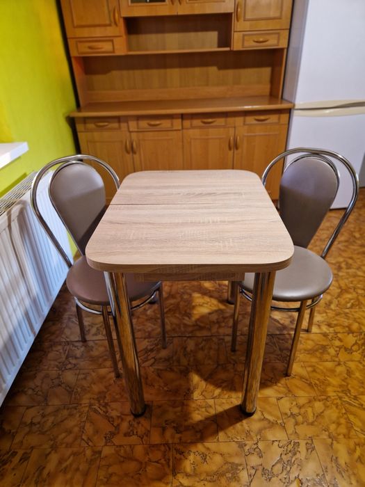 Stół rozkładany z 2 krzesłami