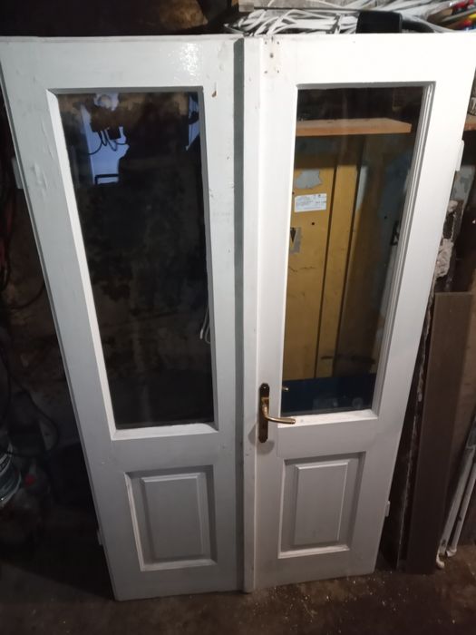 Stare drzwi z kamienicy