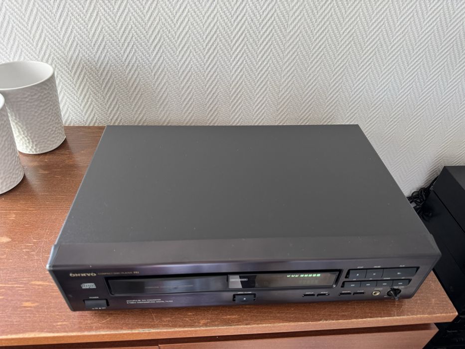 Odtwarzacz cd Onkyo DX-7011