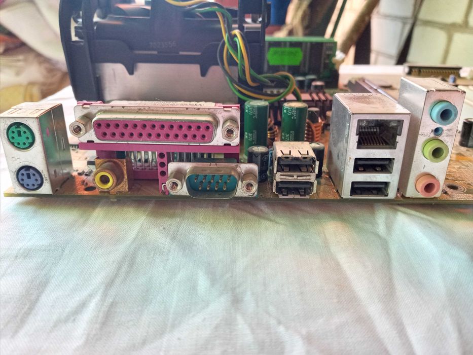 Продам материнские платы 100 грн 1 шт некоторые частично или рабочие