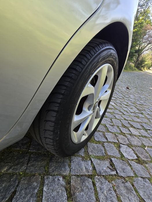 Carro em excelente estado , revisado sem nada a apontar