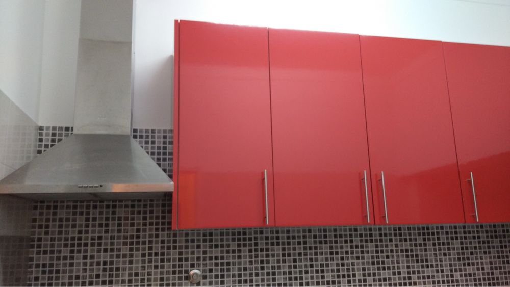 Alugo T1 jovial de cozinha vermelha