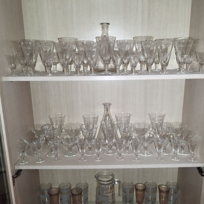 Cristaleira antiga em excelente estado + loiça incluída