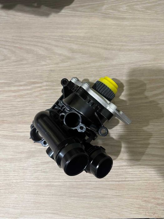 Audi Q5 8R Помпа з термостатом