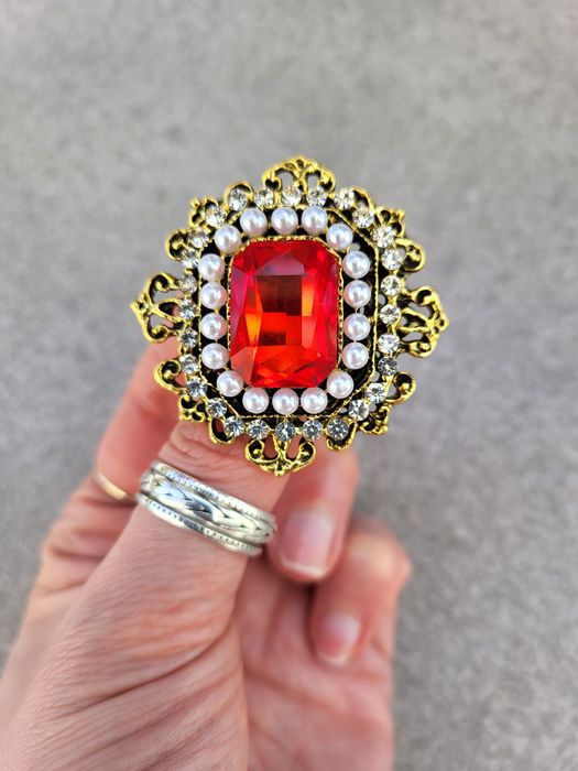 Broszka czerwona w stylu vintage