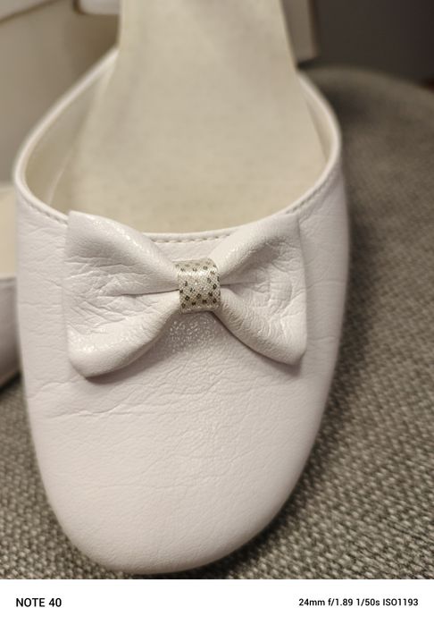 Pantofle komunijne białe