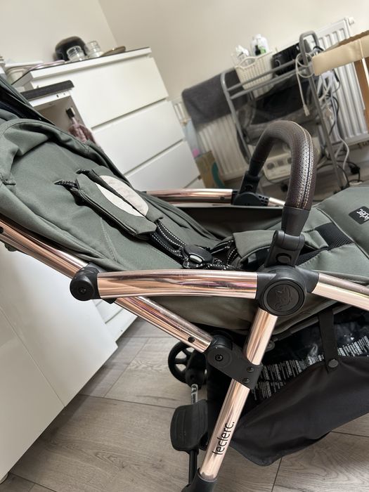 Spacerówka Leclerc influencer w kolorze army green do samolotu