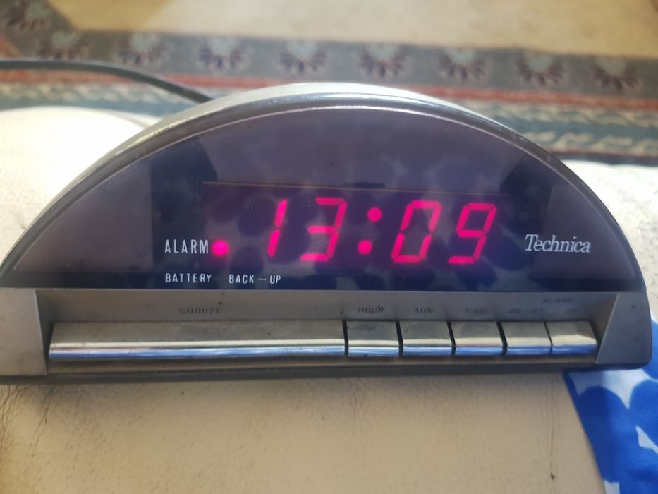 zegarek z wyświetlaczem i budzikiem