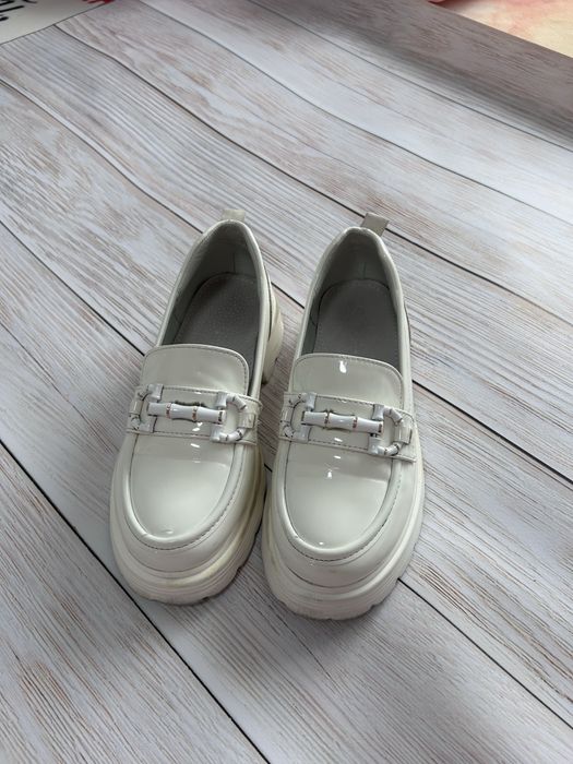 Білі лакові туфлі