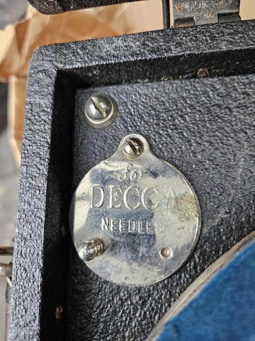 Antyczny gramofon "okopowy"