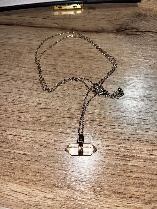 Łańcuszek z przeźroczystym kamieniem