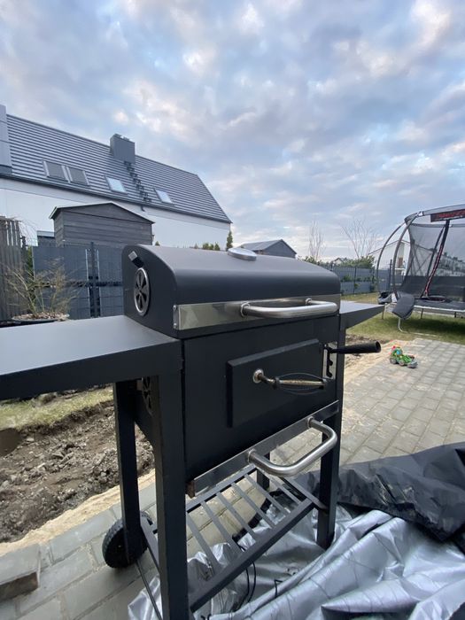 Grill ogrodowy z pokrywą i dwoma rusztami plus pokrowiec