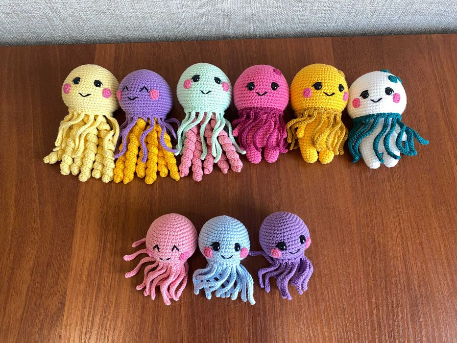 Вязанные игрушки  крючком – осьминоги и медузы.
