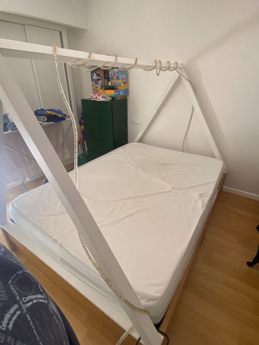 Cama Tenda (Carvalho maciço) + Tecido + Estrado.
