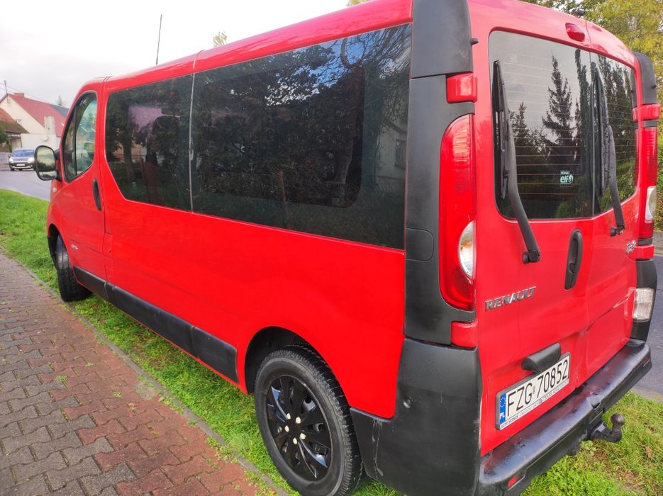 Renault Trafic long 9 osób 2011 rok