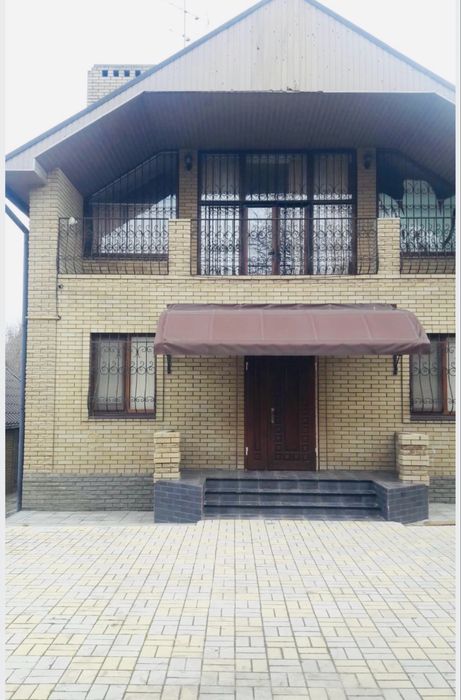 Дом в 602 м-не Салтовки. Новой постройки.180 м2.Старт-152000$. Торг