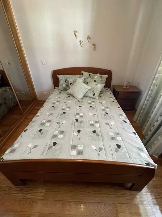 Cama de casal em madeira maciça