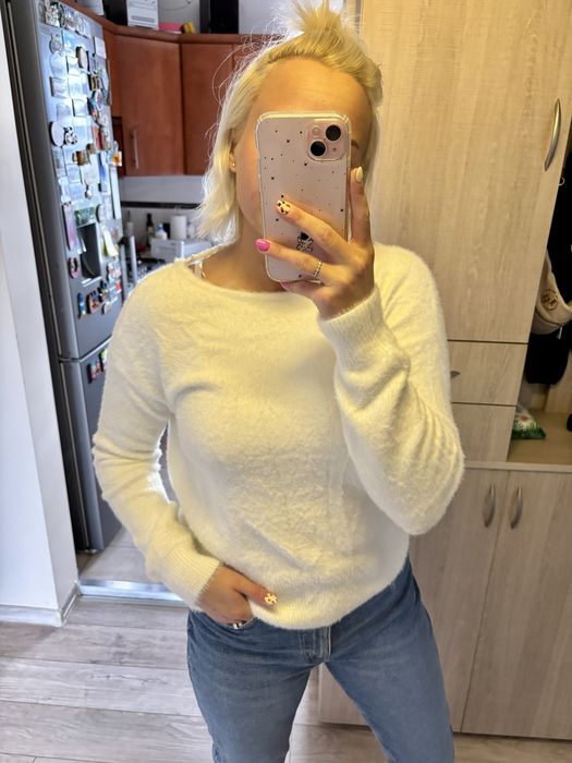 Sweter damski z wyciętymi plecami