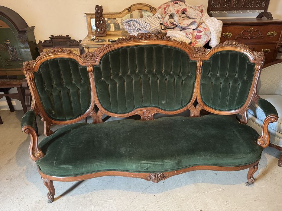 Sofa w stylu ludwikowskim