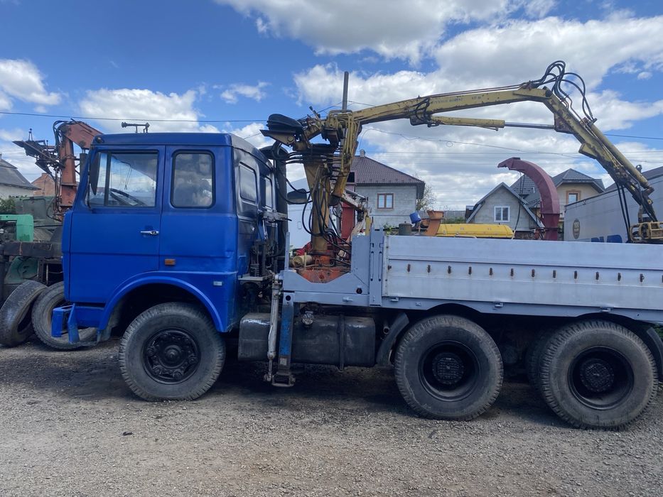 Вантажний автомобіль маз -64229 з маніпулятором