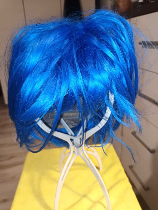 peruka niebieska - proste, krótkie włosy