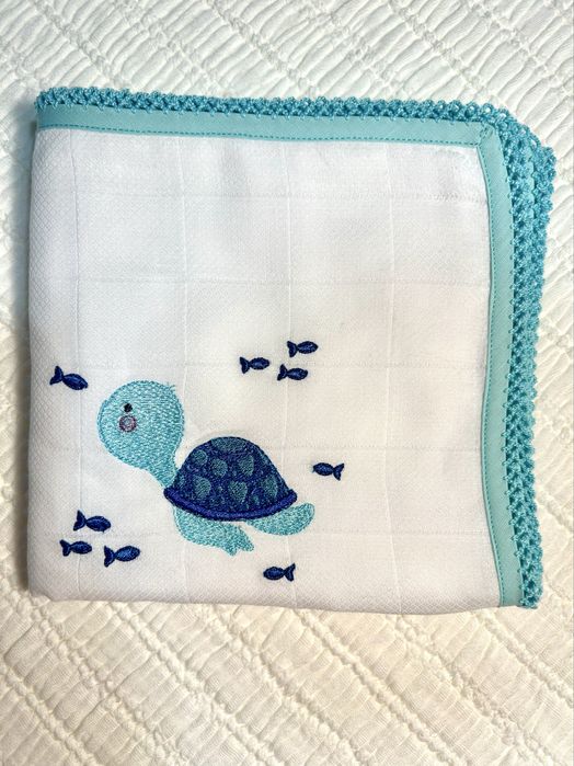 Fraldas bordadas com bainha simples