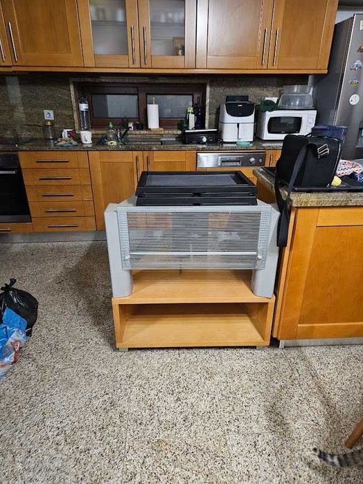 Móvel de TV em madeira, metal e vidro