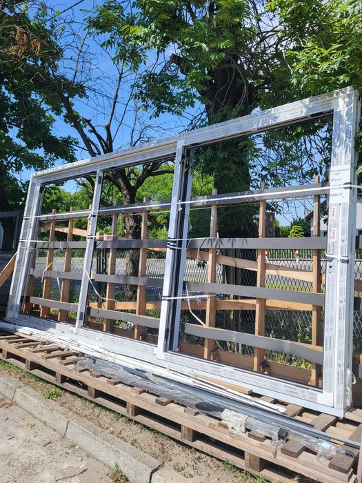 Okno HST biały 302 cm