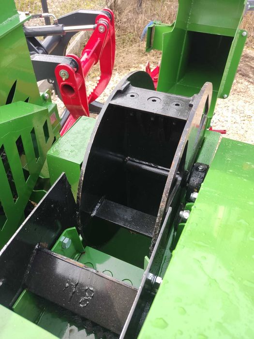 Rębak ogrodowy bębnowy do gałęzi na wom traktorek ciagnik