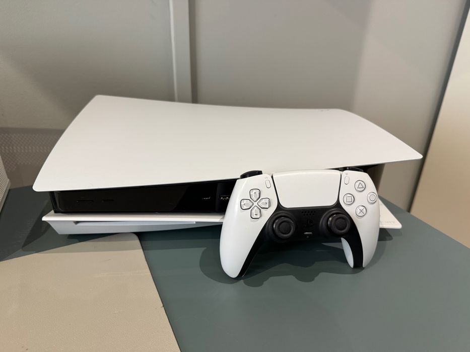 PlayStation 5 Standard Edition ( Leitor de CD’s ) 825gb com comando e cabos