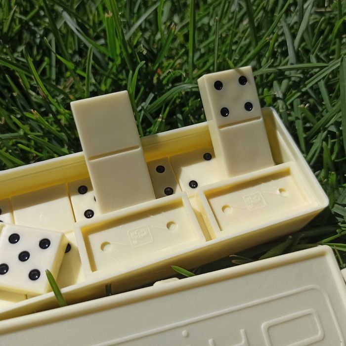 Доміно біле у фітлярі, домино белое, білі кістки, белые кости