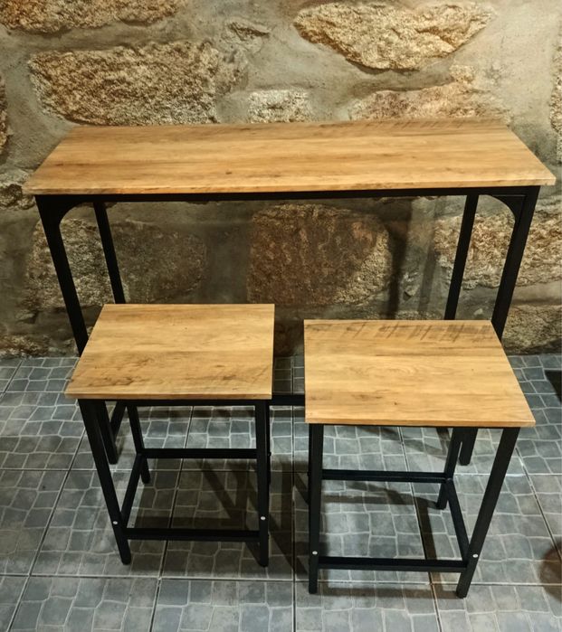 Mesa alta com 2 banquetas