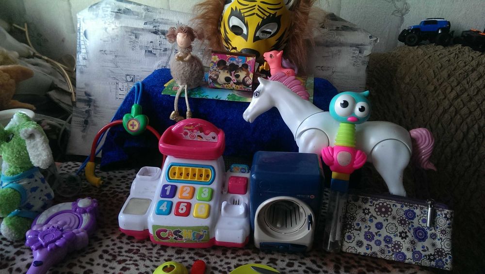 Большой игровой лот игрушек, заколки, браслеты, обручи и другое..