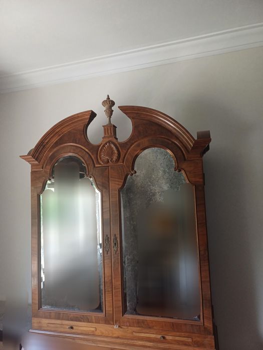 Móvel de madeira maciça