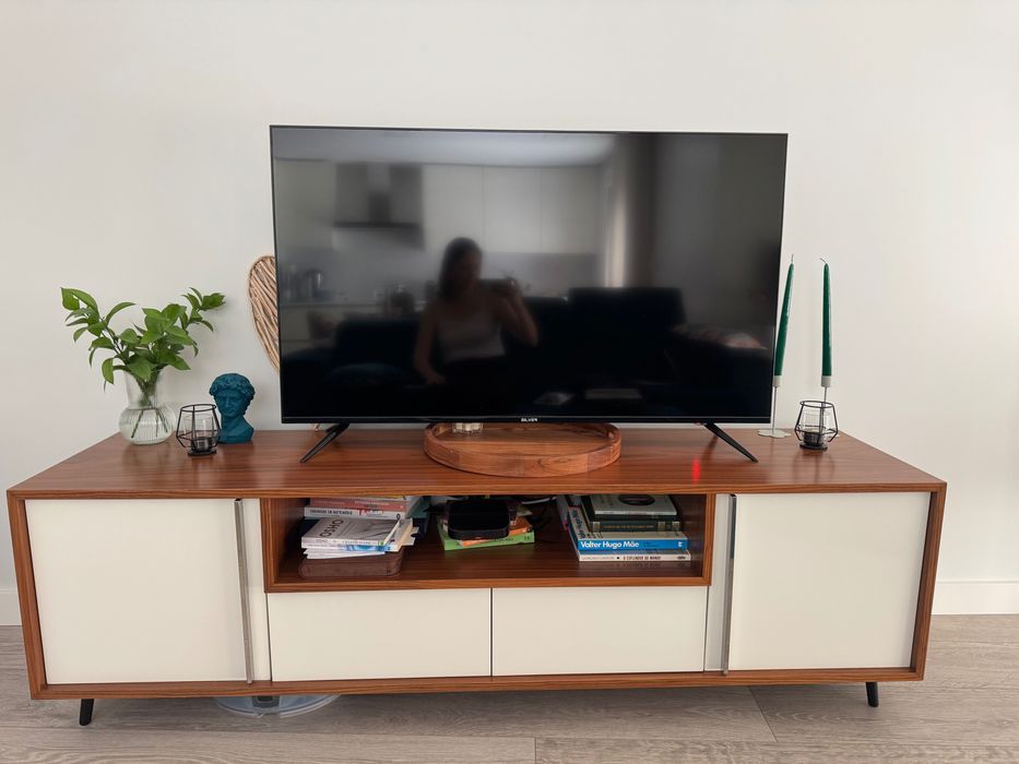 Móvel Tv em Nogueira. Portas lacadas