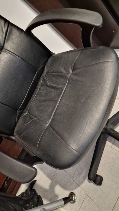 Cadeira de secretaria quase nova preta