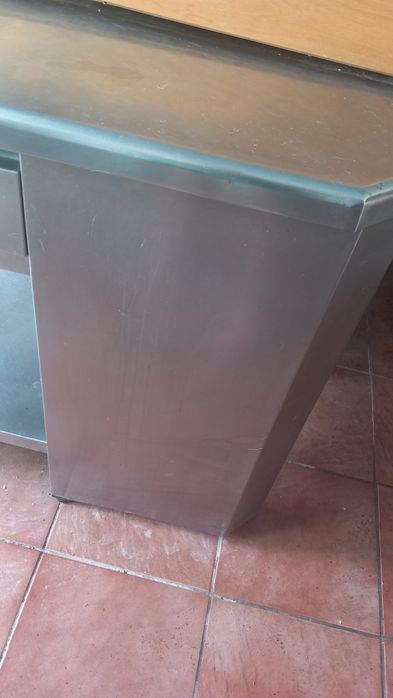 Bancada de inox com poder por a máquina do café