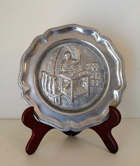 Prato decorativo em liga de estanho década 1970