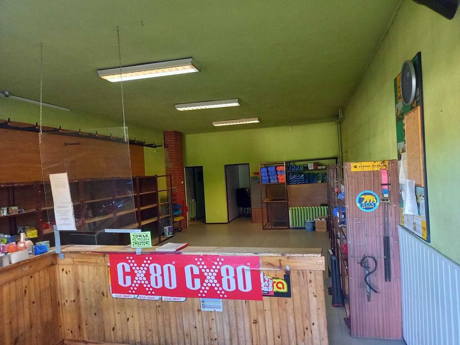 Nieruchomość z budynkiem użytkowym w Warce