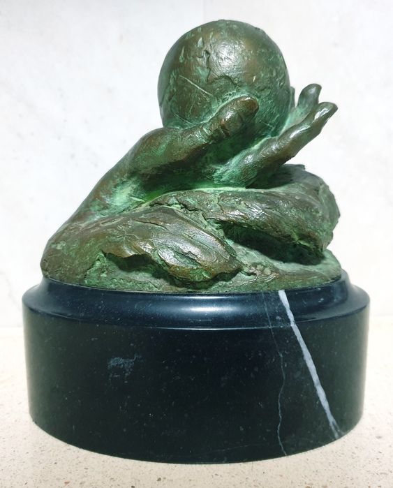 Magnífica escultura em bronze assinada Mara Dominioni