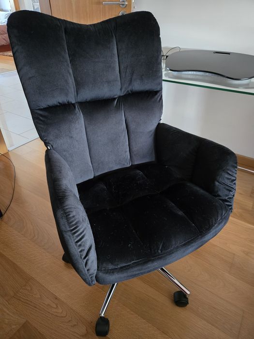 Cadeirão Giratório em Veludo Preto – Confortável e Elegante