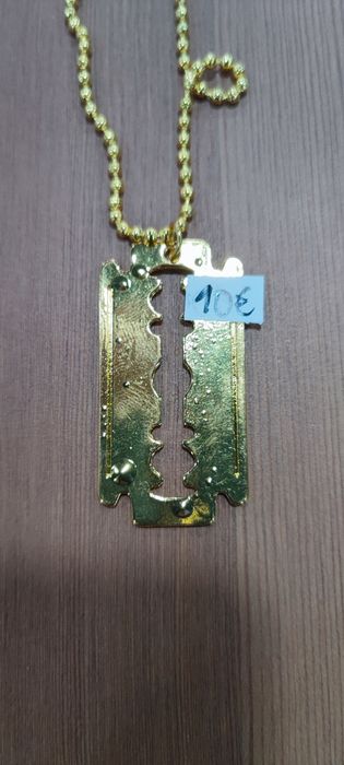Colar com pendente lâmina de barbear dourada