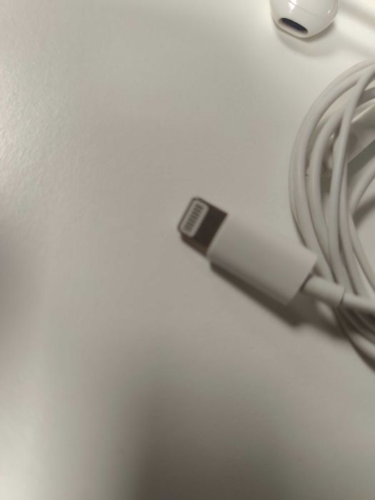 Auriculares EarPods APPLE (Lightning Connector)