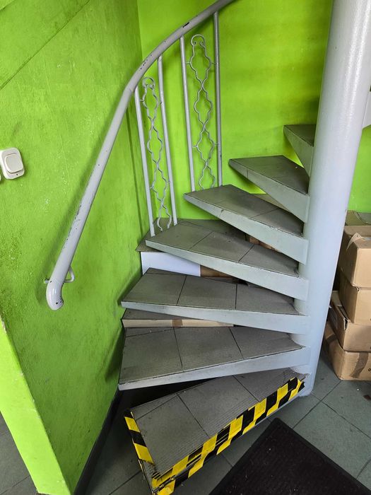Schody kręcone spiralne stalowe z balustradą