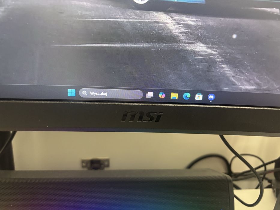 Komputer Ryzen 5 5600, radeon rx 9060xt, 16 gb ram + monitory i myszka