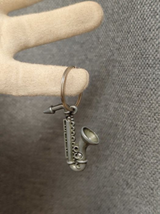 Брелок для ключів саксофон музичний інструмент металевий труба