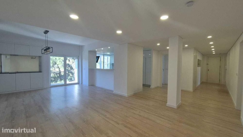 Apartamento T4 com varanda, Paço de Arcos, Oeiras