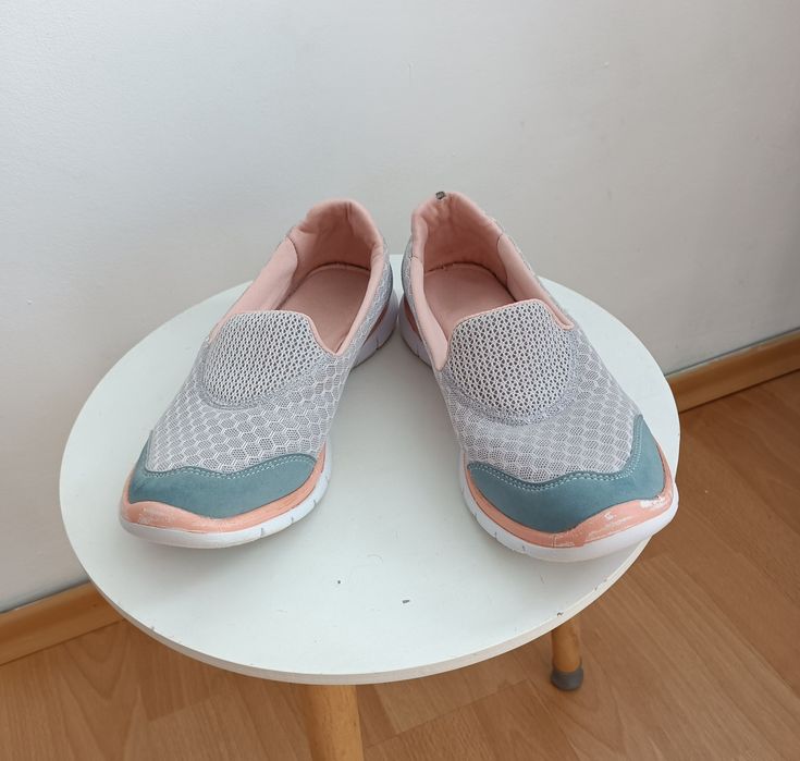 Wsuwane, wygodne buty damskie rozmiar 39marki Venice.
