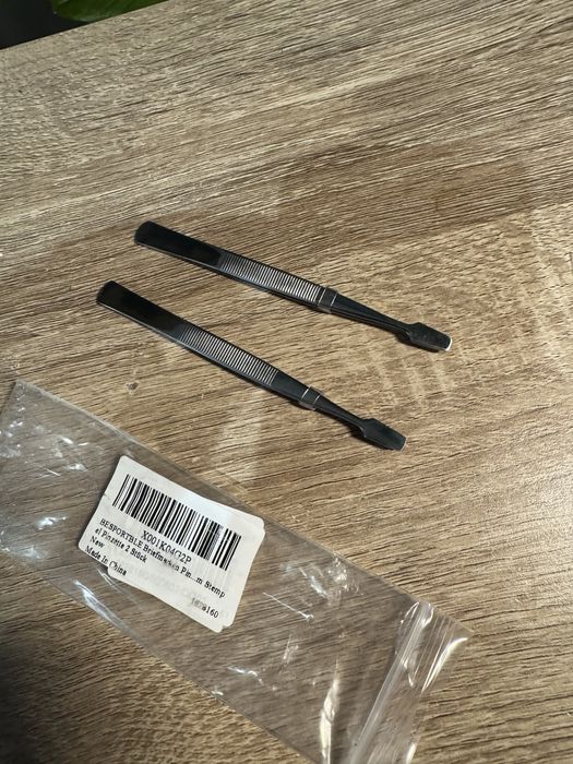 pęset wykonanych ze stali nierdzewnej